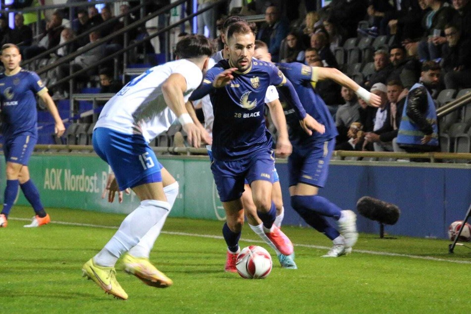 2:0-Torschütze Furkan Kircicek (M.) beim Dribbling gegen Florijon Belegu.