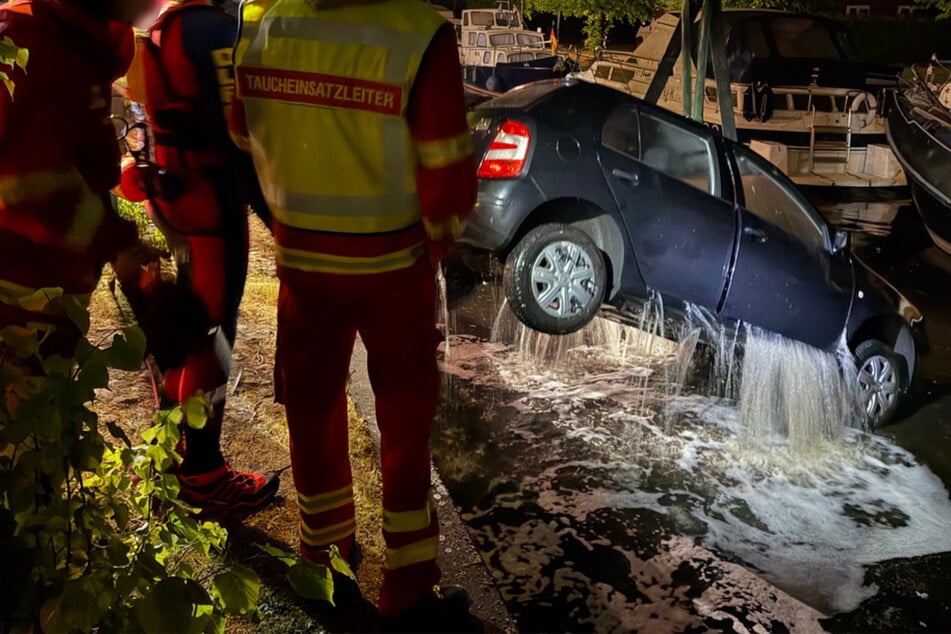 Auto versinkt im Hafenbecken: Fahrer rettet sich selbst