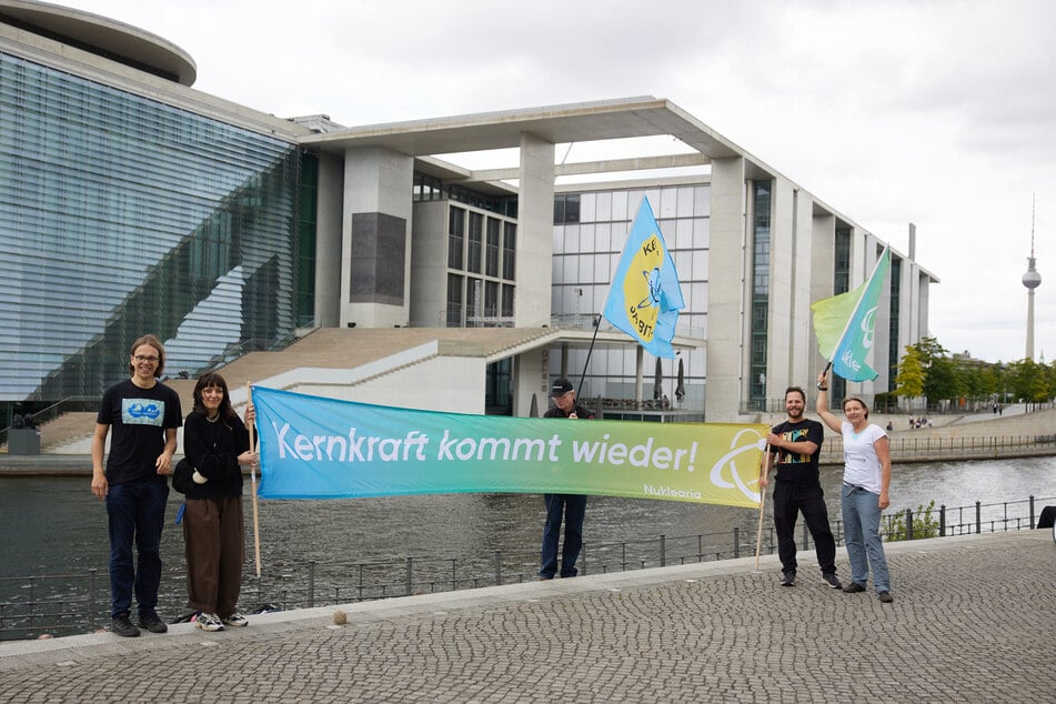Eigentlich wollten Pro-Atomkraft-Demonstranten während des Sommerinterviews mit dem Grünen-Chef protestieren.
