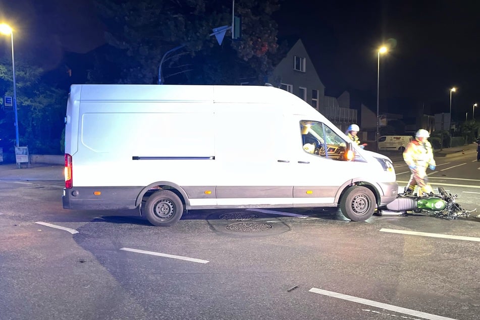 Der Transporter knallte beim Abbiegen direkt in das Motorrad und verletzte den Biker aus Köln lebensgefährlich.