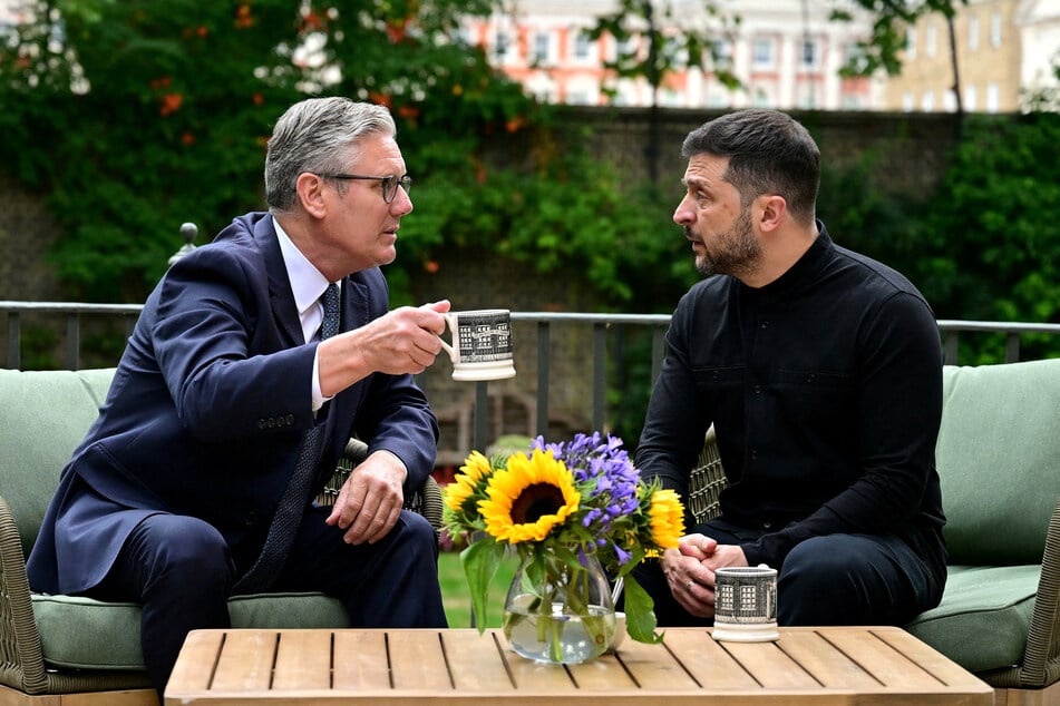 Britain's Prime Minister Keir Starmer (l.) talks with Ukraine's President Volodymyr Zelensky in the garden of 10 Downing Street in central London on August 14, 2025.