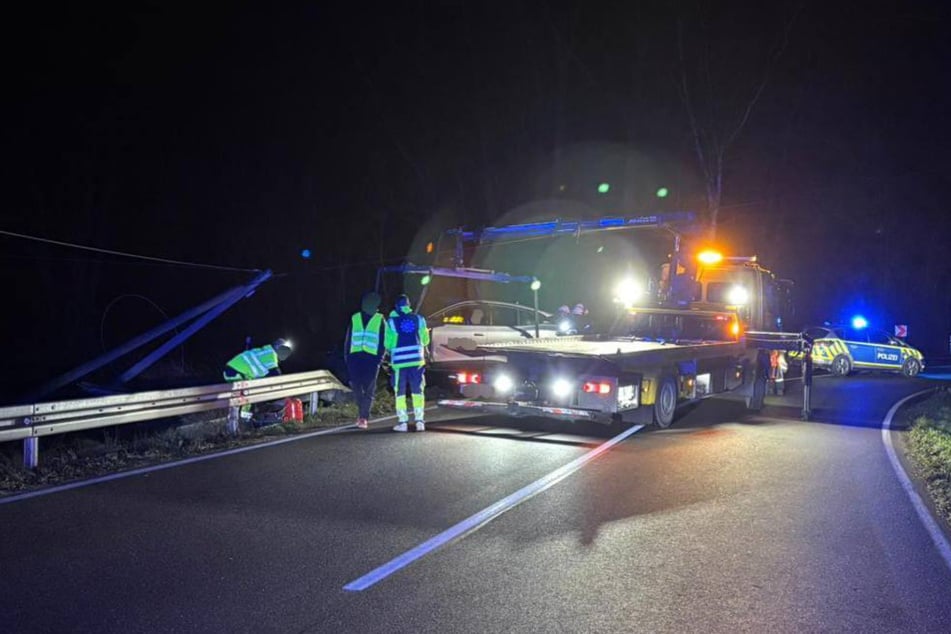 Unfall wegen Sekundenschlaf: Auto kracht in Telefonmast