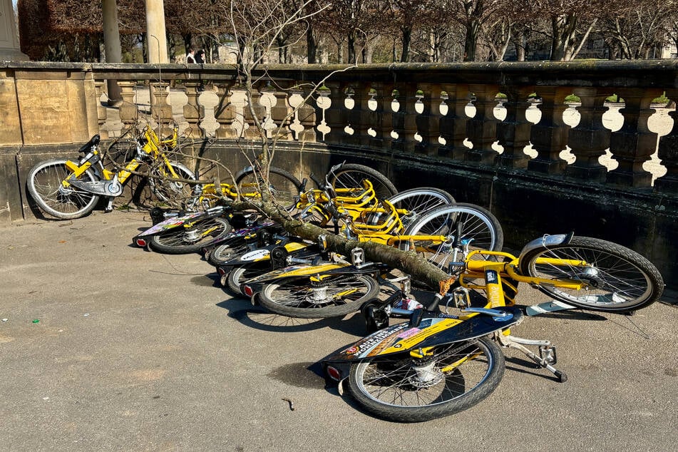 Umgekippte oder beschädigte Mobi-Bikes gehören auch zum Stadtbild.