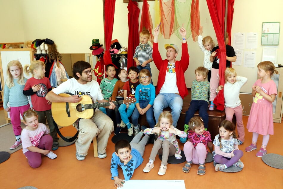Mit den Musikern Elias Hadjeus (34, l.) und Johannes Meergans (36) von der Band "Honigkuchenpferde" haben die Kinder eine neue Kinderrechte-Liedstrophe komponiert.