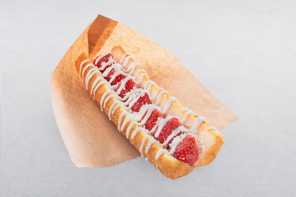 Der süße Sushidog mit süßem Reis, Erdbeer-Cheesecake und Kokosraspeln