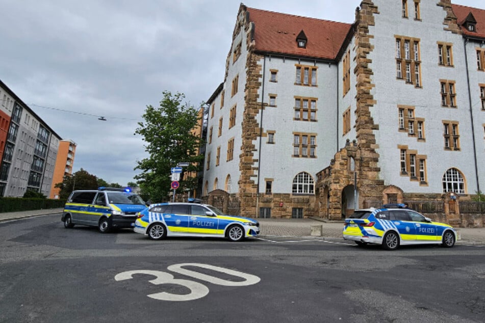 Verdächtige Person gemeldet: Großer Polizeieinsatz an Schule in Fürth