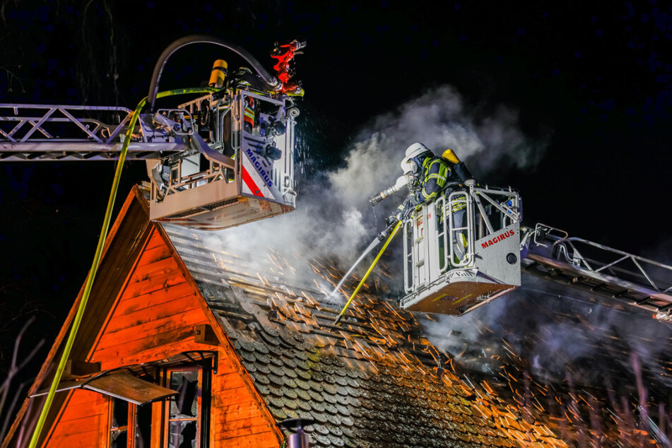 Von zwei Drehleitern aus konnten die Feuerwehrleute den Brand schnell unter Kontrolle bringen und löschen.