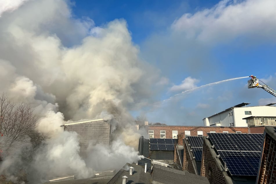 Großbrand in Wuppertal: Mehrere Gebäude stehen in Flammen
