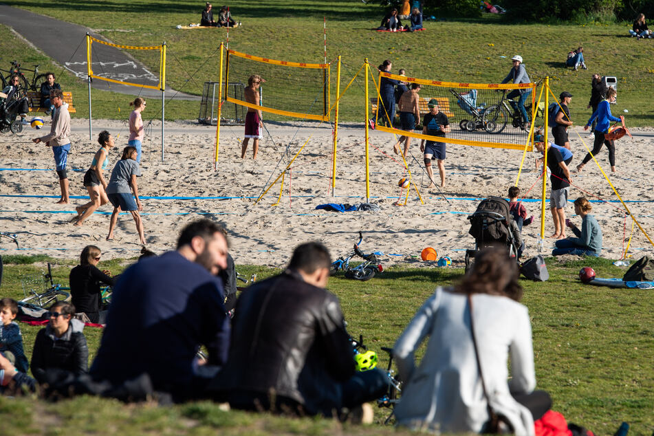 Freizeitsportler spielen auf Beachvolleyball Plätzen im Volkspark Friedrichshain.