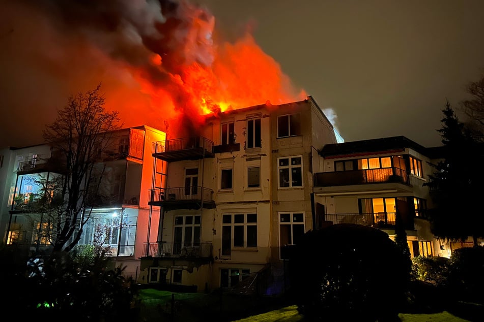 Flammen und Rauch zeichneten sich vor dem Nachthimmel deutlich ab.