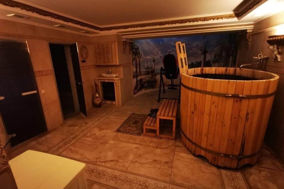 Im Keller hatte der Polizist eine Sauna mit üppigen Zuber.