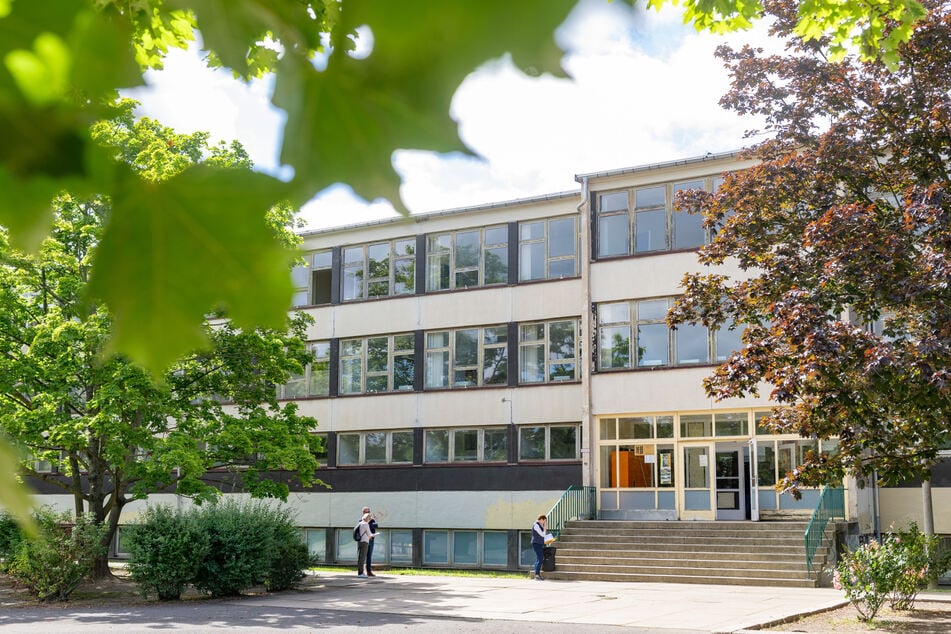 Die alte Schule am Berthelsdorfer Weg wird sukzessive zu einem zentralen Ausweichstandort ausgebaut.