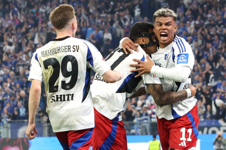 Ekstase bei den HSV-Spielern: Zur Pause gegen Ulm sind die Rothosen auf Aufstiegskurs.