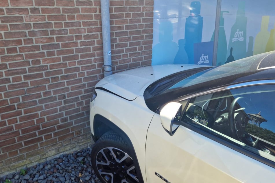 Während der Schaden an der Außenwand des Drogeriemarktes sowie am Fahrzeug gering ausfiel ...