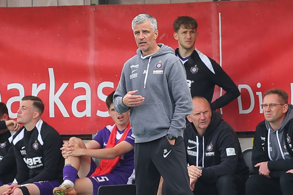 Ob Aue-Coach Jens Härtel (56) an der Viererkette festhält, lässt er noch offen.