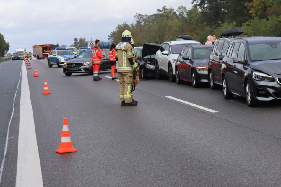 Unfall A5: Sieben Autos krachen aufeinander: A5 bei Sandhausen teils gesperrt