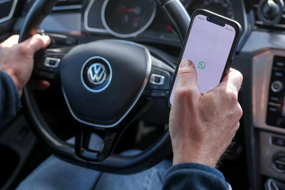 Gefährlicher als Alkohol am Steuer: Ablenkung im Auto viel größere Gefahr als gedacht
