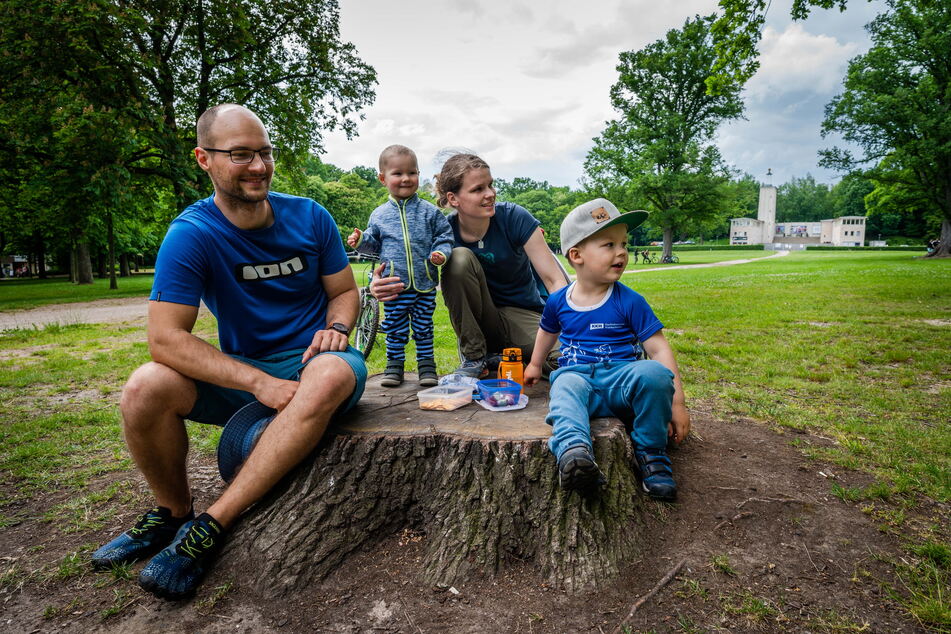 Für Hans und Teresa Barche mit Bruno (1) und Theo (4) bedeuten die Lockerungen viel weniger Stress.