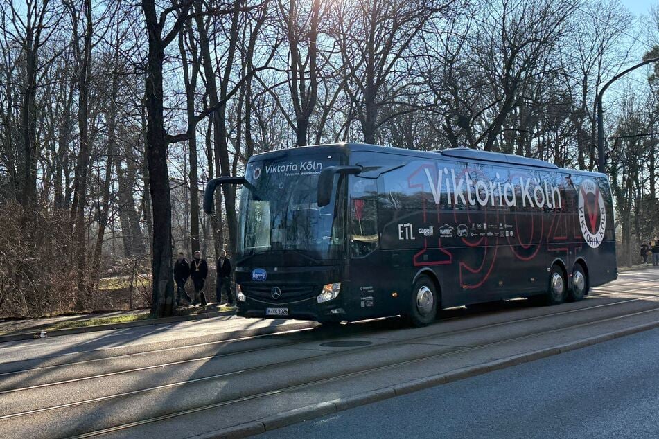 Vor wenigen Minuten ist der Mannschaftsbus von Viktoria Köln am Stadion eingetroffen.