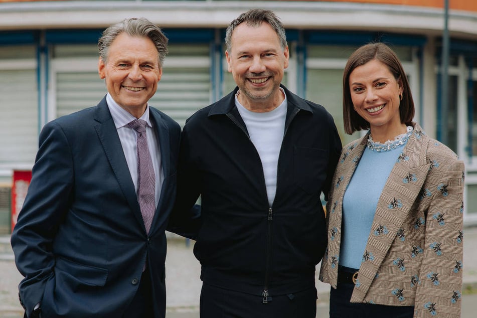 Sebastian Fitzek (M.) hatte am Set jede Menge Spaß mit Wolfgang Bahro, Anna-Katharina Fecher (37) ...