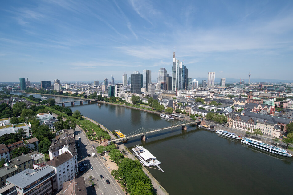Im durch Frankfurt und Hessen verlaufenden Main könnte bald die kritische Wassertemperatur von 25 Grad erreicht werden.