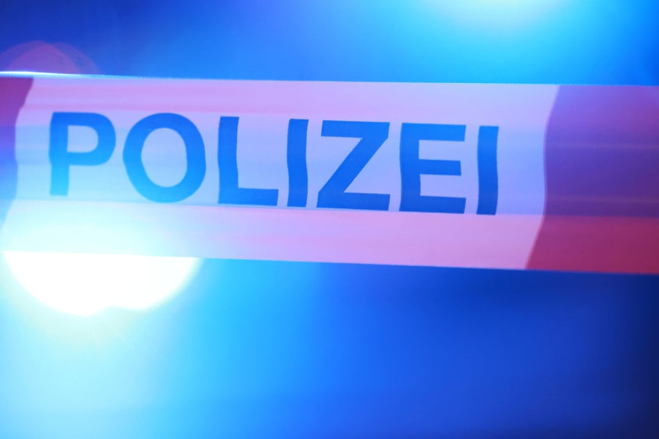 Mann fliegt bei Grünheide aus der Kurve, kracht gegen Baum und stirbt