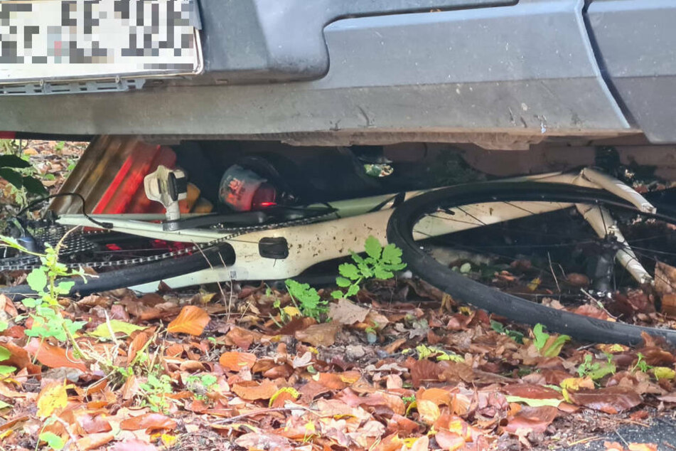 Das eingeklemmte Fahrrad im Bereich der Vorderachse des Lkws.