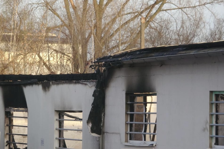 In Halle brannte am Dienstag eine Lagerhalle aus.