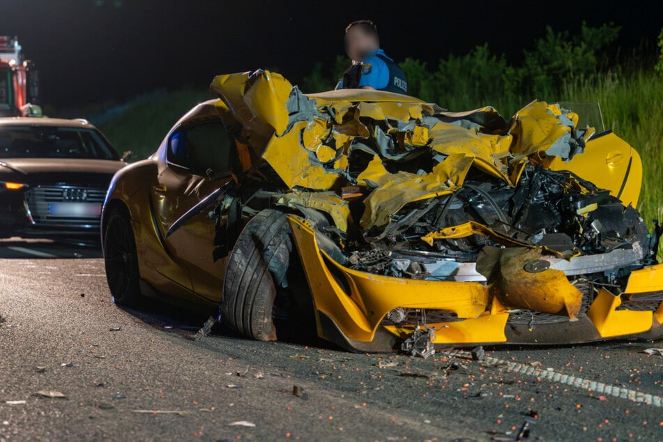 Beim Überholen: Sportwagen gerät außer Kontrolle und prallt gegen Traktor!