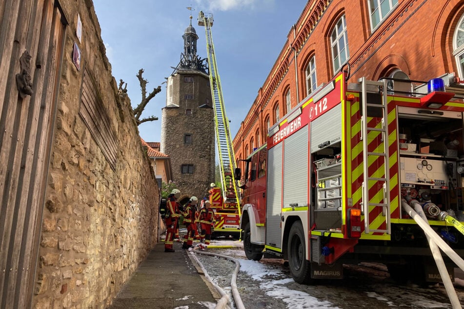 Feuerwehrleute sind am historischen Neutorturm im Einsatz. (Archivbild)