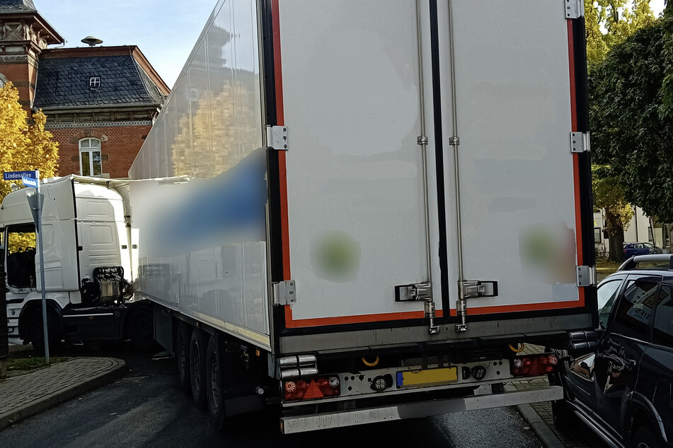 Unter Einfluss von Kokain: Lkw-Fahrer rangiert durch Erfurter Stadtteil und baut Unfall - Totalschaden!