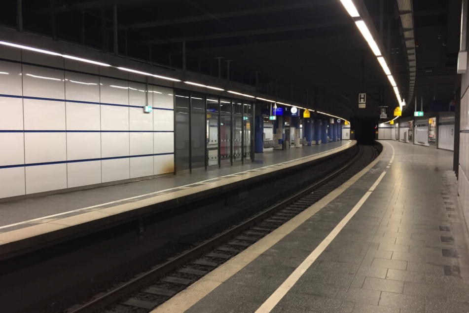 Die völlig leeren S-Bahnsteige an der Station Stachus. Am Wochenende fuhren keine S-Bahnen auf der Stammstrecke.