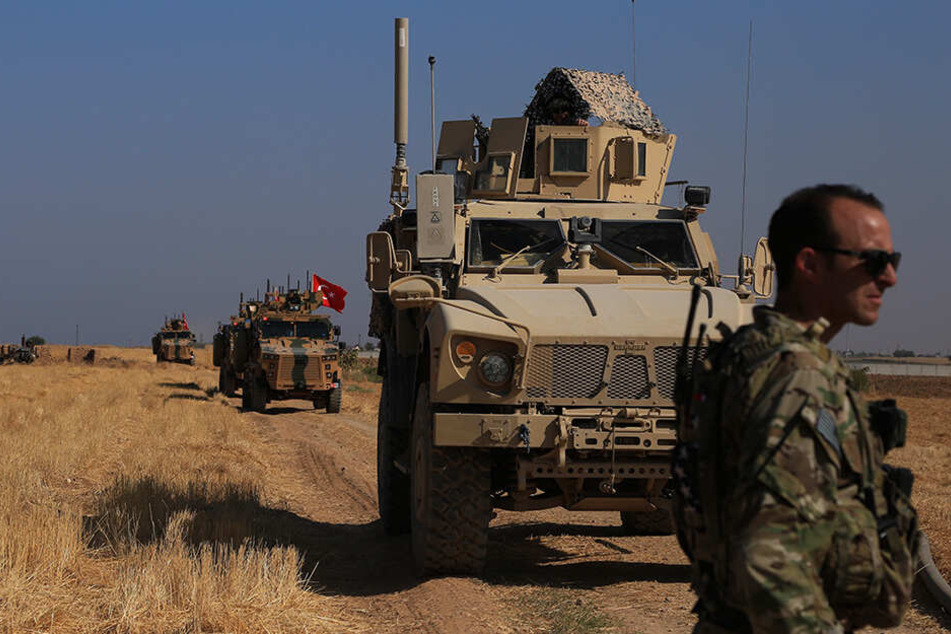 Türkische und amerikanische Panzerfahrzeuge patrouillieren in der so genannten "Sicherheitszone" auf der syrischen Seite der Grenze zur Türkei, nahe der Stadt Tall Abyad im Nordosten Syriens.