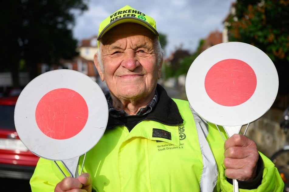 Werner Niehles (93) Markenzeichen sind die beiden Kellen. Lotsen haben in der Regel nur eine.
