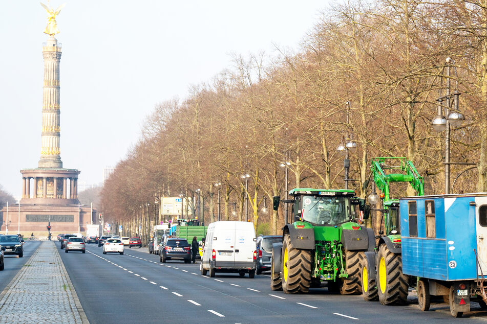 Anfang März protestierten die Landwirte schon einmal mit ihren Traktoren auf der Straße des 17. Juni. (Archivbild)
