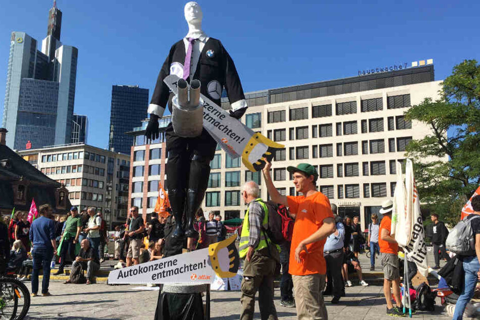 Der Protest richtete sich unter Anderem gegen Verbrennungsmotoren.