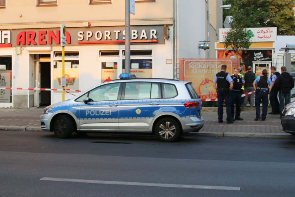 Ein Schuss traf die Eingangstür, ein weiterer durchschlug ein Plakat rechts von der Bar.