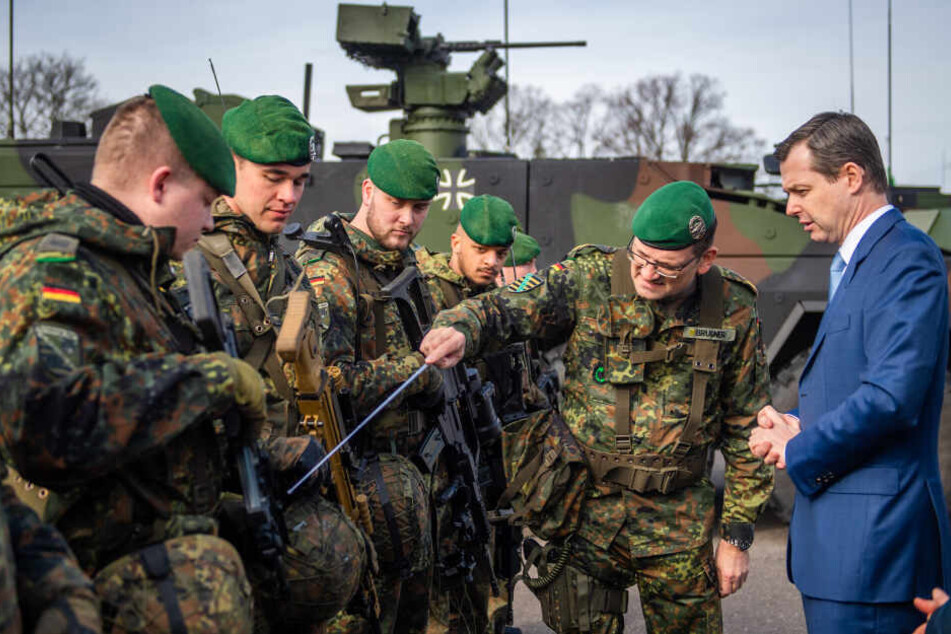 Brigadegeneral Gunnar Brügner (52, 2.v.r.) zeigt Staatssekretär Thomas Silberhorn (51, r.) die technischen Feinheiten der Gewehre G36 und MG5.