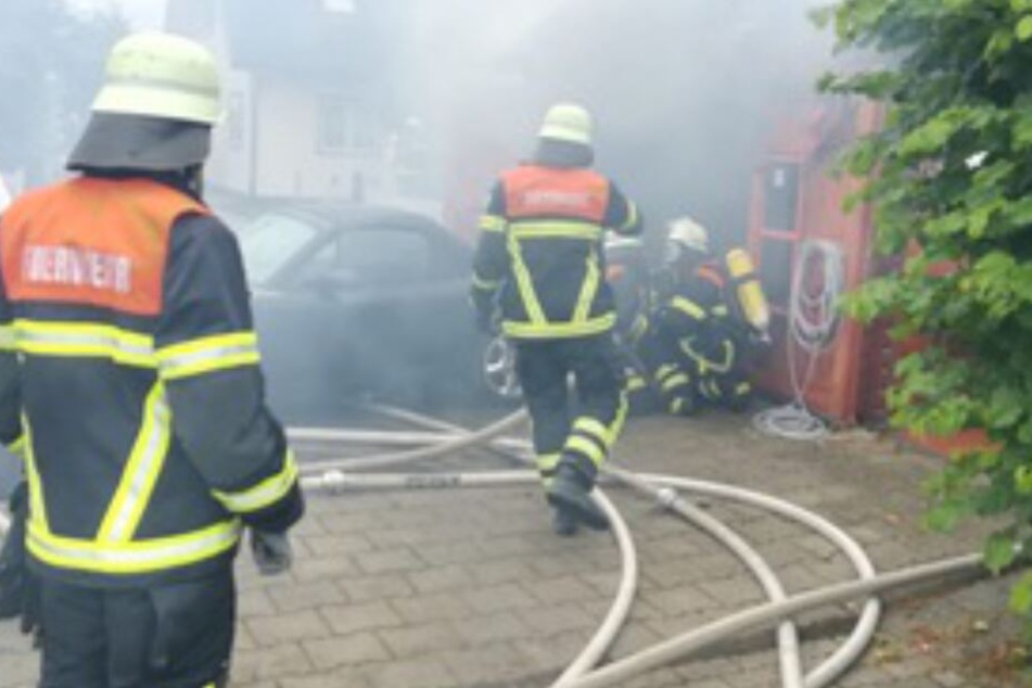Die Einsatzkräfte schoben den Mazda aus dem Feuer.
