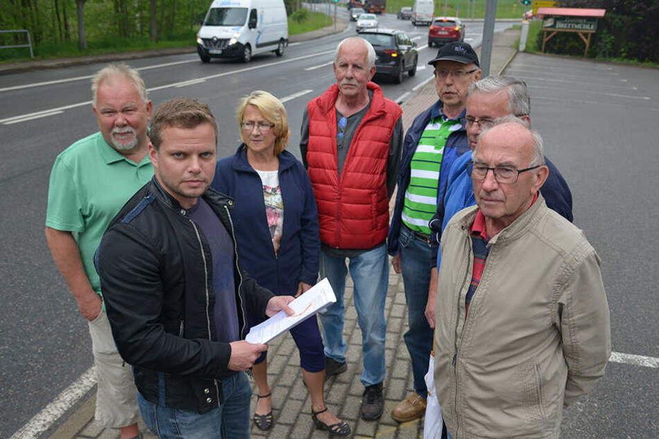 Anwohner an der B 169 in Ebersdorf sind erbost über den Verkehrslärm. Michael Specht (CDU, 2. v.l.) will sich um Lärmschutz kümmern.