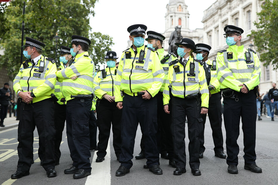 London: Polizisten tragen Mundschutze während sie eine Demonstration gegen Einschränkungen im Rahmen der Corona-Pandemie überwachen.