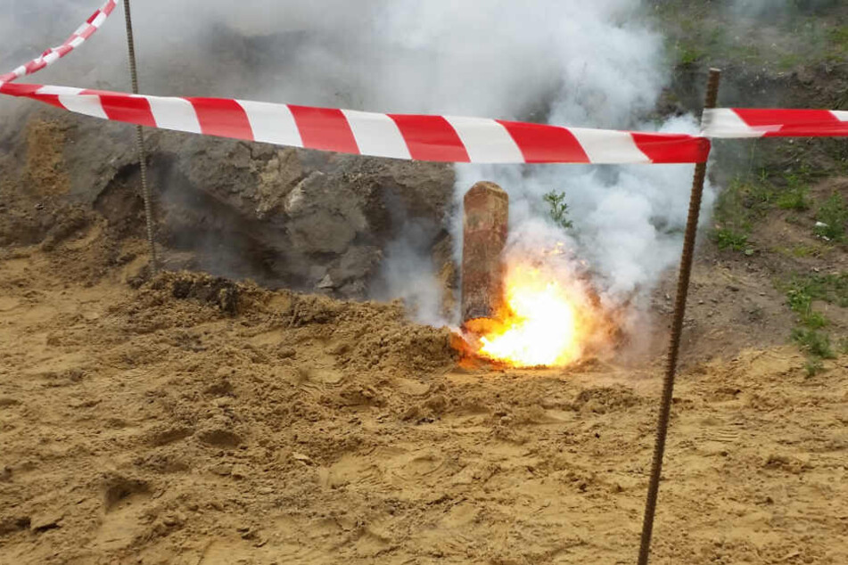 So wie diese Brandgranate entzündete sich auch die Phosphorgranate in Mönchengladbach. (Symbolbild)