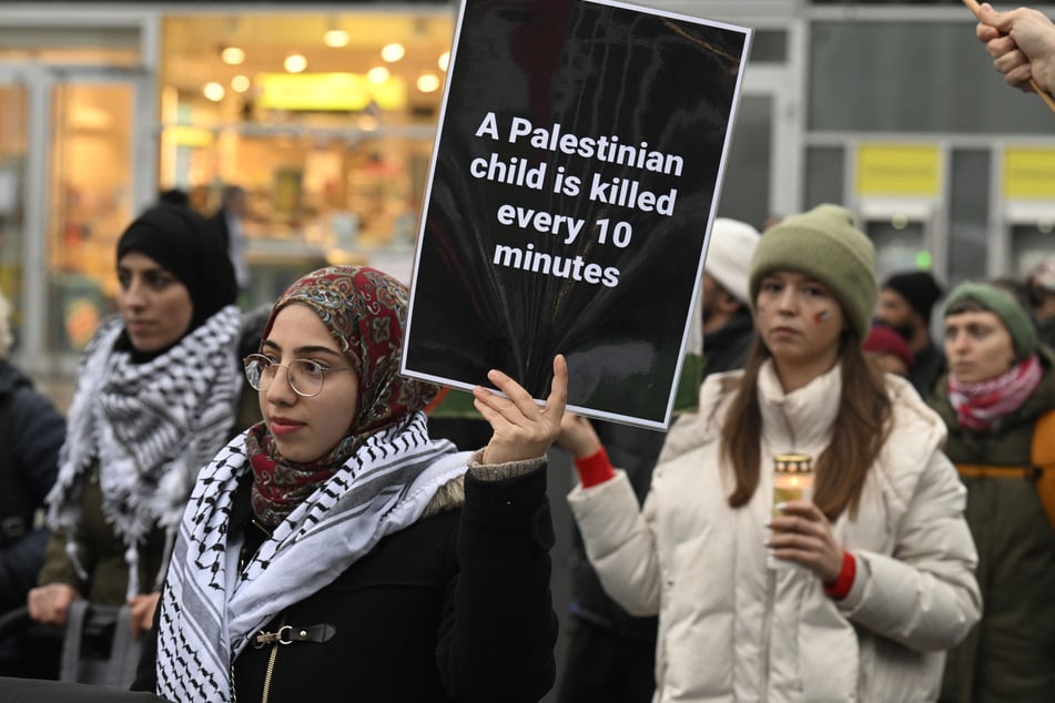 Die "Palästinensische Gemeinde Deutschland - Köln" und die "Palästinensische Allianz in NRW" hatten zu dem Marsch aufgerufen, an dem sich Hunderte Teilnehmer beteiligten.