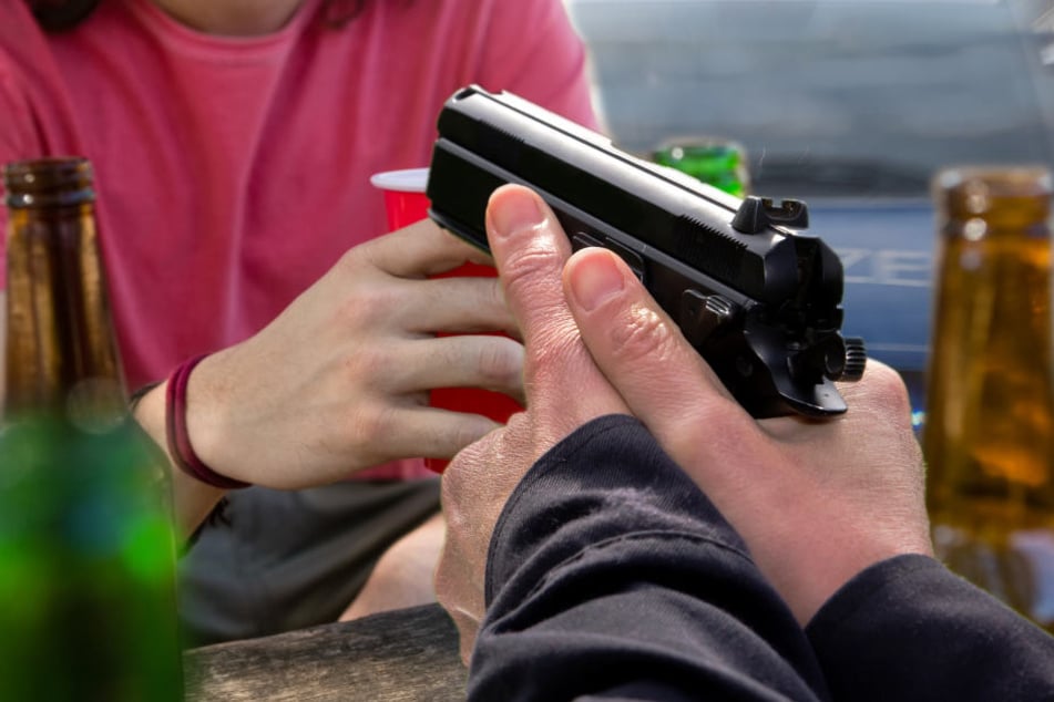 Sofort hörte die Schlägerei auf, als einer der jungen Männer in die Luft schoss. (Symbolbild)