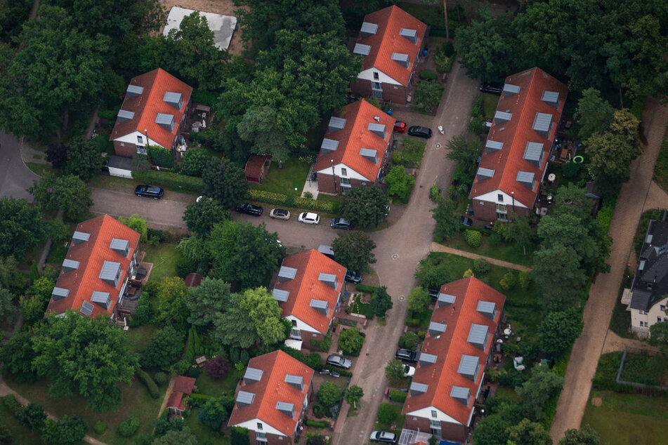 Die Luftaufnahme einer Reihenhaussiedlung in Kleinmachnow. Da immer mehr Berliner im Umland nach Wohnungen und Häusern suchen, steigen auch dort die Preise.