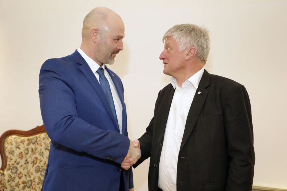 Überraschung: Nico Köhler (44, l.) musste Anfang Februar Ulrich Oehme (59) zur AfD-Kandidatur für die OB-Wahl gratulieren.
