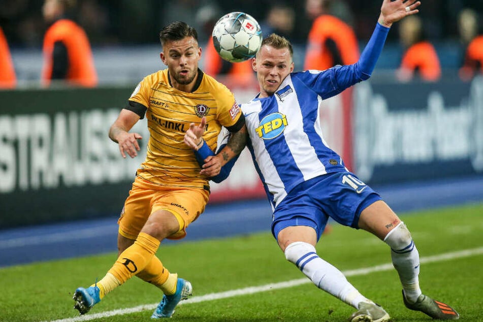 Sascha Horvath von Dynamo Dresden kämpft gegen Berlins Ondrej Duda (r) um den Ball.