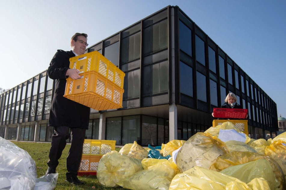 Mit zahlreichen Müllsäcken voller Kassenbons aus Bäckereien haben der FDP-Landtagsabgeordnete Schweickert und mehrere Bäcker im Vorfeld des Landtags-Wirtschaftsauschusses vor dem baden-württembergischen Landtag gegen die Bonpflicht protestiert.