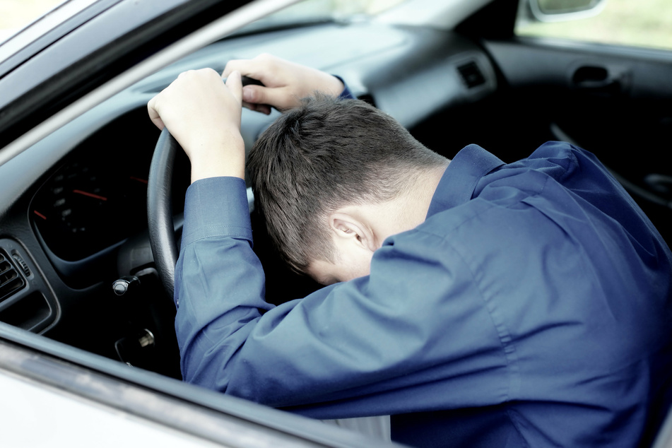 Ein Autofahrer (25) ist in Merseburg an einer Ampel eingeschlafen. Zeugen riefen die Polizei. (Symbolbild)