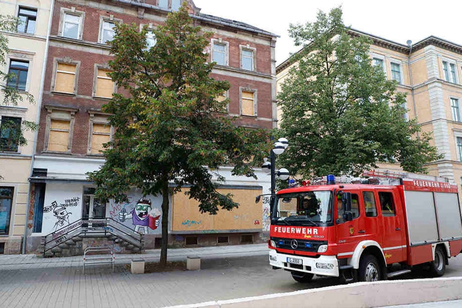 In der früheren Buchhandlung am Brühl qualmt es öfter. Die Anwohner haben Angst.